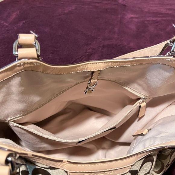 👜 Coach Signature Tote with Pink Stripe – Classic & Functional! 👜 - Picture 4 of 11